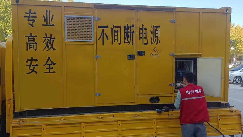 锦屏柴油发电机组和UPS电源配合使用时，如何避免切换过程中的电力中断？