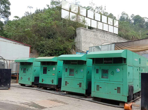 锦屏先进的应急发电机系统中智能监测和控制系统如何确保电压稳定？